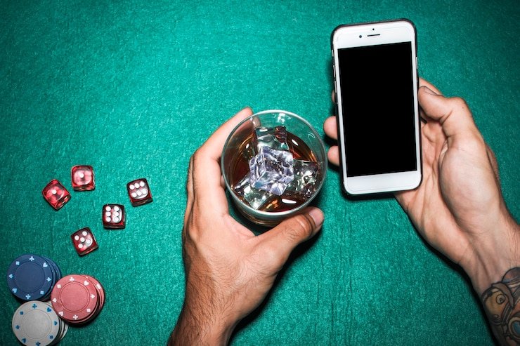 Pengguna membaca syarat bonus dengan teliti